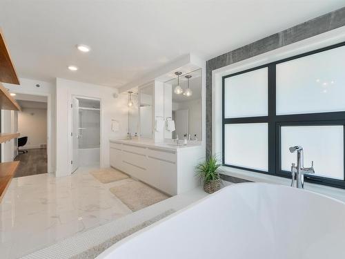 9213 97 Street, Edmonton, AB - Indoor Photo Showing Bathroom