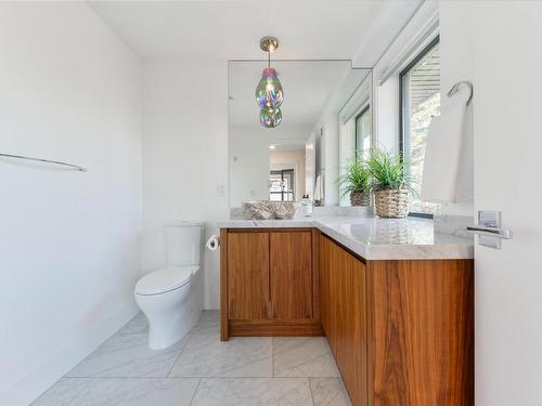 9213 97 Street, Edmonton, AB - Indoor Photo Showing Bathroom