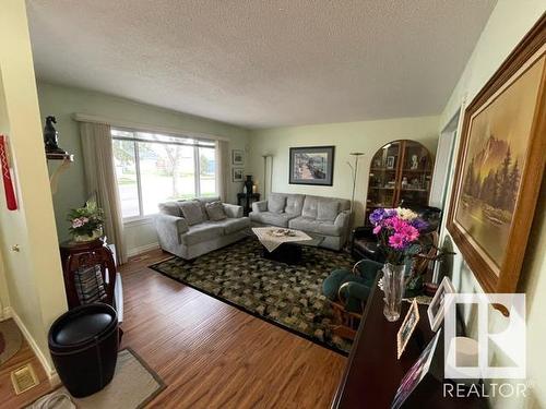 14617 106 Avenue, Edmonton, AB - Indoor Photo Showing Living Room