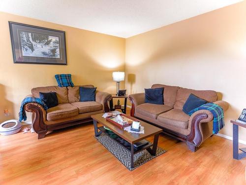 154 Roseland Village, Edmonton, AB - Indoor Photo Showing Living Room