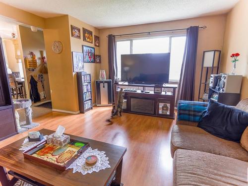 154 Roseland Village, Edmonton, AB - Indoor Photo Showing Living Room