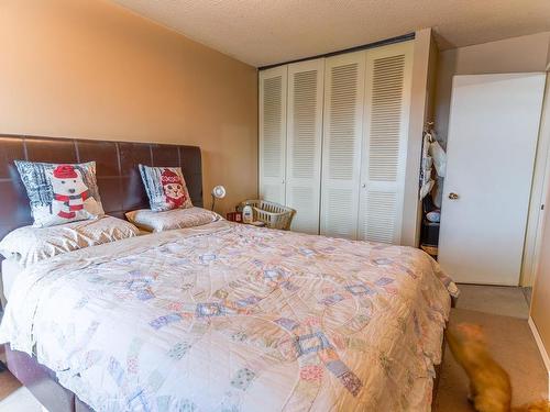 154 Roseland Village, Edmonton, AB - Indoor Photo Showing Bedroom