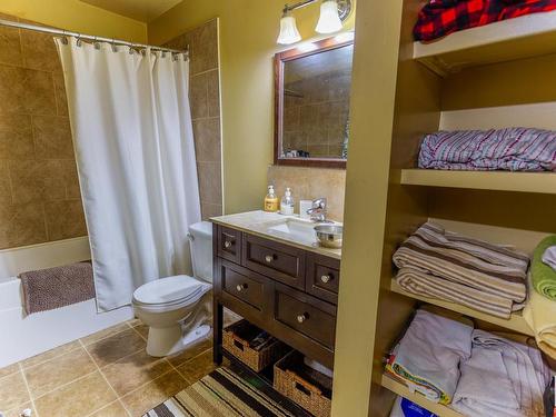 154 Roseland Village, Edmonton, AB - Indoor Photo Showing Bathroom