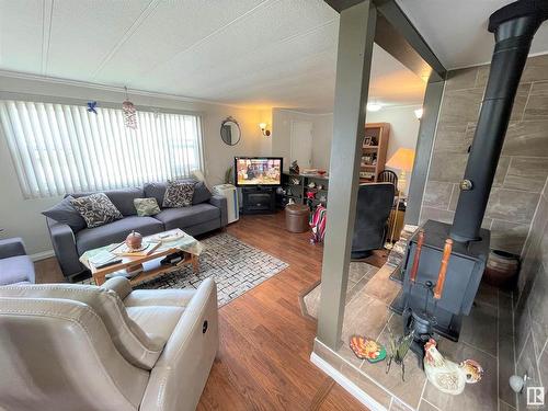 4902 51 Avenue, Ardmore, AB - Indoor Photo Showing Living Room