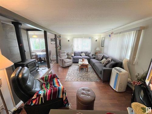 4902 51 Avenue, Ardmore, AB - Indoor Photo Showing Living Room