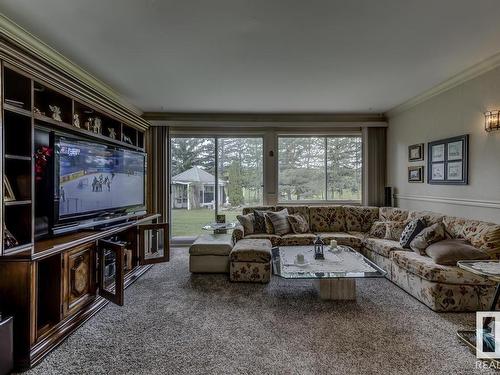 11250 50 Avenue Sw, Edmonton, AB - Indoor Photo Showing Living Room