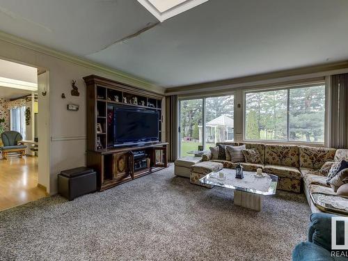 11250 50 Avenue Sw, Edmonton, AB - Indoor Photo Showing Living Room