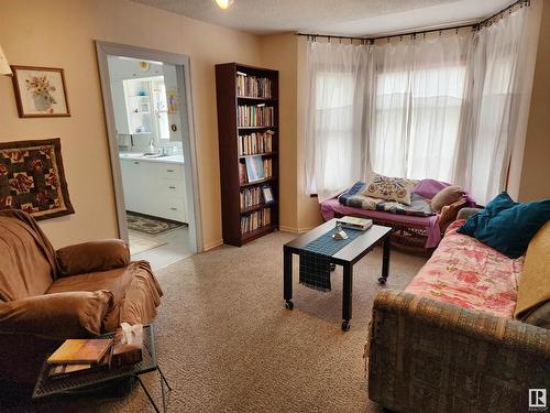 5333 49 Avenue, Elk Point, AB - Indoor Photo Showing Living Room