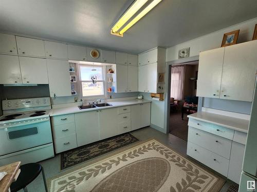 5333 49 Avenue, Elk Point, AB - Indoor Photo Showing Kitchen With Double Sink