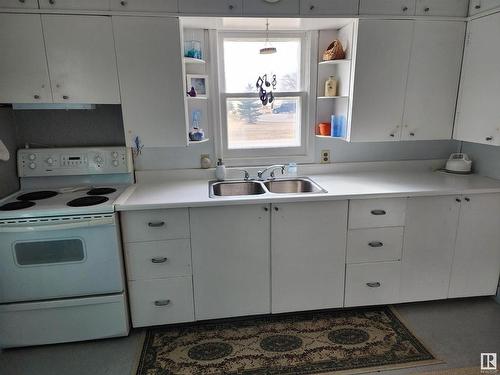 5333 49 Avenue, Elk Point, AB - Indoor Photo Showing Kitchen With Double Sink