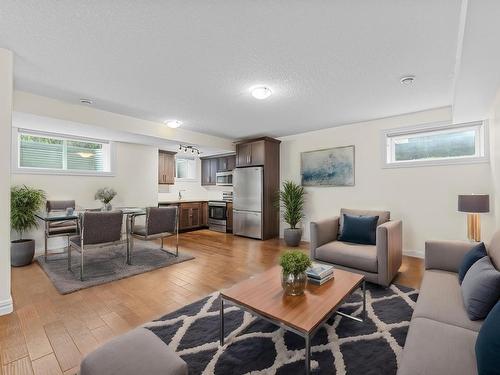 9654 83 Avenue, Edmonton, AB - Indoor Photo Showing Living Room