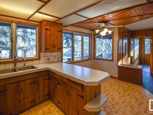 53203A Rge Rd 40A, Rural Parkland County, AB - Indoor Photo Showing Kitchen