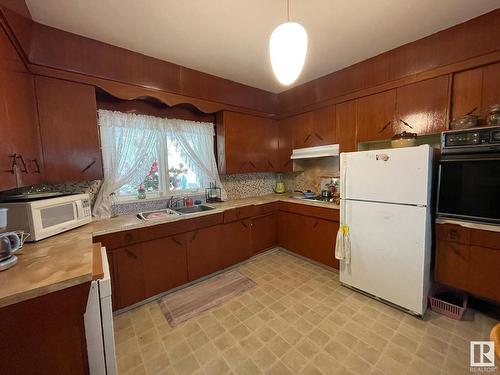 5012 51 Avenue, Cold Lake, AB - Indoor Photo Showing Kitchen With Double Sink