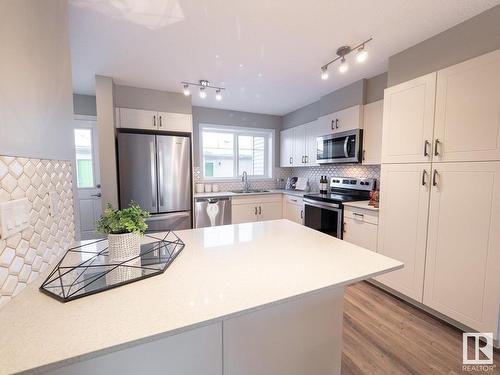 7206 Rosenthal Drive, Edmonton, AB - Indoor Photo Showing Kitchen