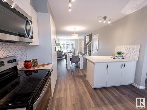 7206 Rosenthal Drive, Edmonton, AB - Indoor Photo Showing Kitchen With Upgraded Kitchen