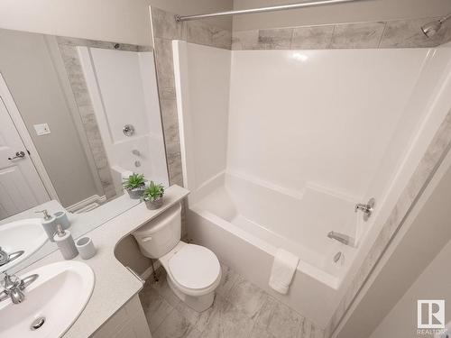 7206 Rosenthal Drive, Edmonton, AB - Indoor Photo Showing Bathroom