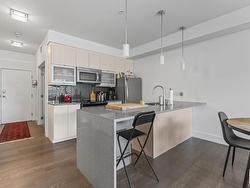 #305 10030 83 AV NW  Edmonton, AB T6E 2C2