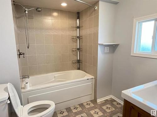 17932 93 Avenue Nw, Edmonton, AB - Indoor Photo Showing Bathroom