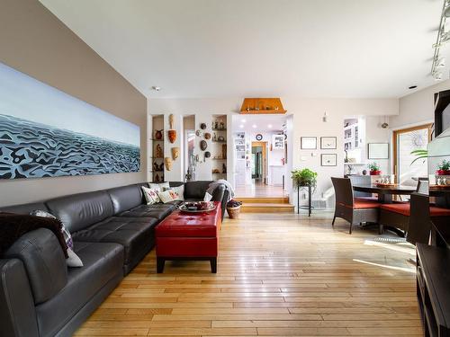 11503 73 Avenue, Edmonton, AB - Indoor Photo Showing Living Room