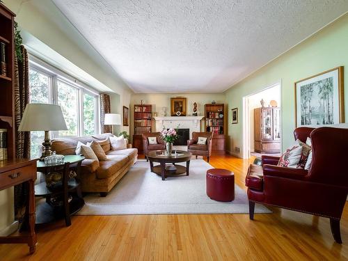 11503 73 Avenue, Edmonton, AB - Indoor Photo Showing Living Room