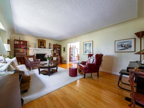 11503 73 Avenue, Edmonton, AB - Indoor Photo Showing Living Room