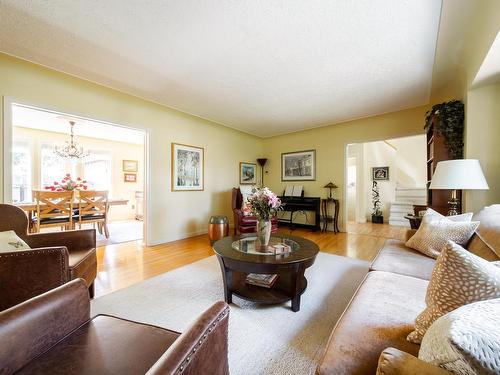 11503 73 Avenue, Edmonton, AB - Indoor Photo Showing Living Room