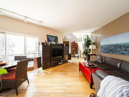 11503 73 Avenue, Edmonton, AB - Indoor Photo Showing Living Room