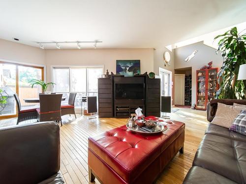 11503 73 Avenue, Edmonton, AB - Indoor Photo Showing Living Room