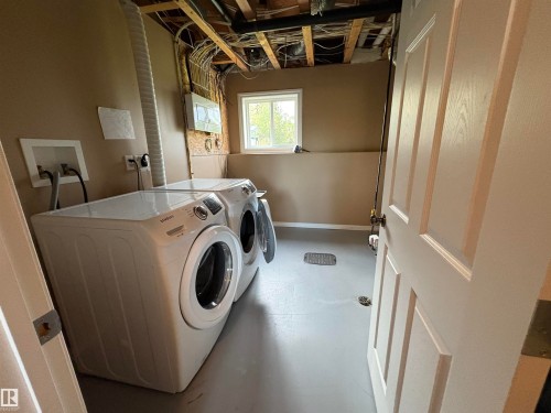 5302 Railway Avenue, Elk Point, AB - Indoor Photo Showing Laundry Room