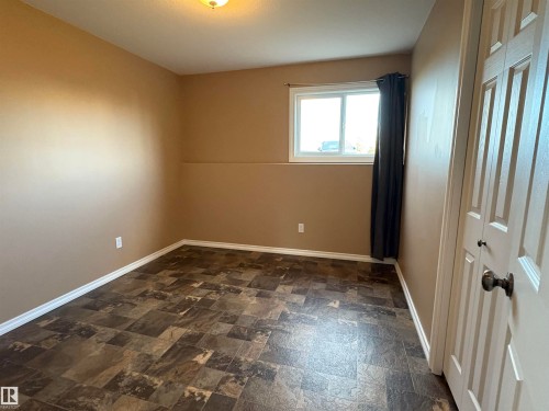 5302 Railway Avenue, Elk Point, AB - Indoor Photo Showing Other Room