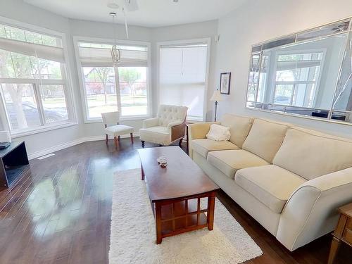 2036 Towne Centre Boulevard, Edmonton, AB - Indoor Photo Showing Living Room