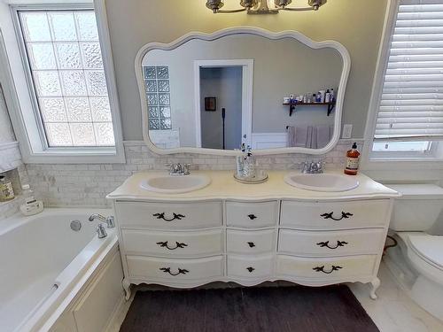 2036 Towne Centre Boulevard, Edmonton, AB - Indoor Photo Showing Bathroom