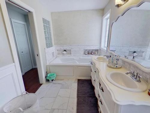 2036 Towne Centre Boulevard, Edmonton, AB - Indoor Photo Showing Bathroom