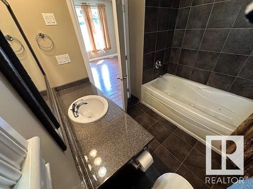 8747- 83 Avenue Nw, Edmonton, AB - Indoor Photo Showing Bathroom