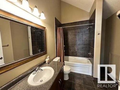 8747- 83 Avenue Nw, Edmonton, AB - Indoor Photo Showing Bathroom