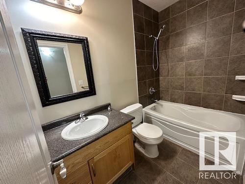 8747- 83 Avenue Nw, Edmonton, AB - Indoor Photo Showing Bathroom