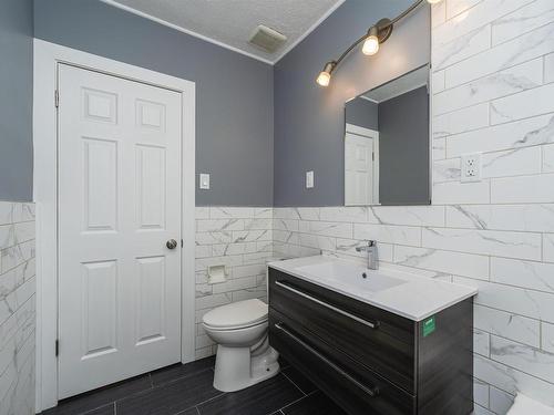 10838 74 Avenue, Edmonton, AB - Indoor Photo Showing Bathroom