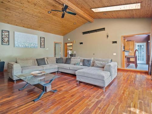 40-54006 Rge Rd 261, Rural Sturgeon County, AB - Indoor Photo Showing Living Room