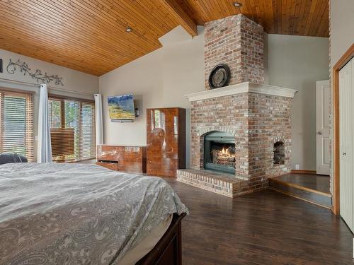 40-54006 Rge Rd 261, Rural Sturgeon County, AB - Indoor Photo Showing Bedroom With Fireplace