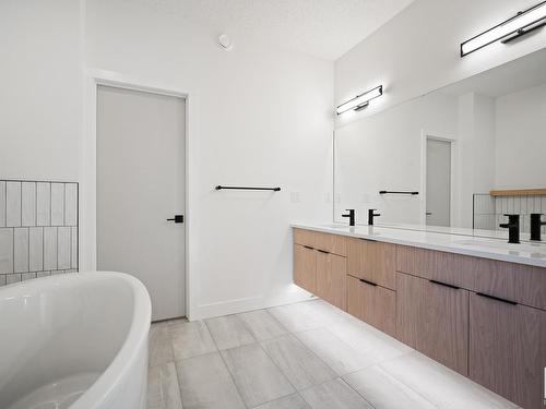 10632 127 Street, Edmonton, AB - Indoor Photo Showing Bathroom