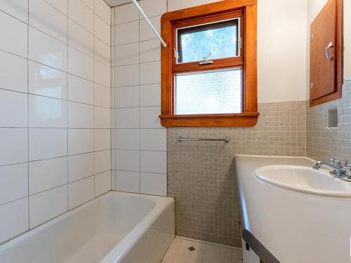 10440 University Avenue, Edmonton, AB - Indoor Photo Showing Bathroom