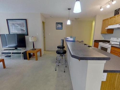 416 1188 Hyndman Road, Edmonton, AB - Indoor Photo Showing Kitchen