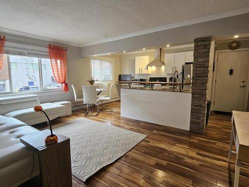 23 10525 83 Avenue, Edmonton, AB - Indoor Photo Showing Living Room