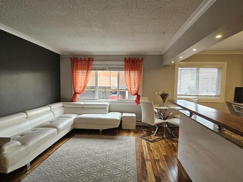 23 10525 83 Avenue, Edmonton, AB - Indoor Photo Showing Living Room