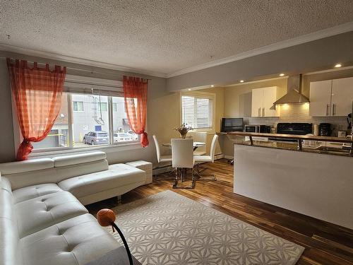 23 10525 83 Avenue, Edmonton, AB - Indoor Photo Showing Living Room