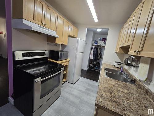 5 C 5715 133 Avenue, Edmonton, AB - Indoor Photo Showing Kitchen With Double Sink