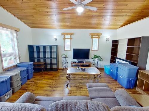 4815 51 Avenue, Breton, AB - Indoor Photo Showing Living Room