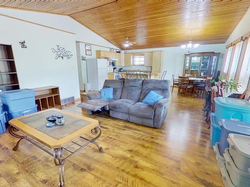 4815 51 Avenue, Breton, AB - Indoor Photo Showing Living Room