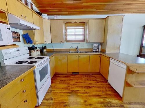 4815 51 Avenue, Breton, AB - Indoor Photo Showing Kitchen With Double Sink