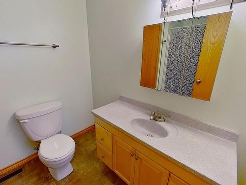 4815 51 Avenue, Breton, AB - Indoor Photo Showing Bathroom